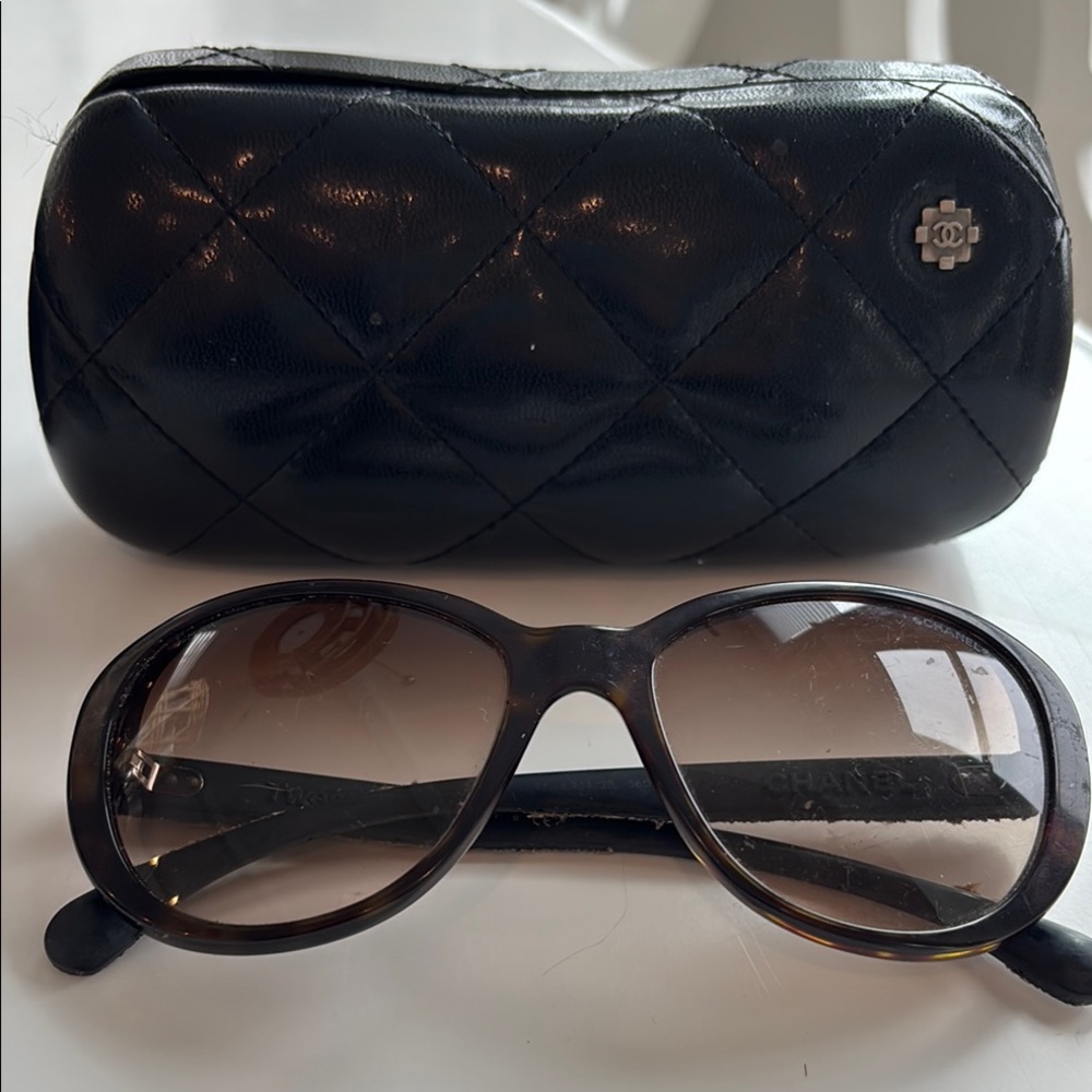 CHANEL tweed Black Oval Sunglasses with Quilted Case